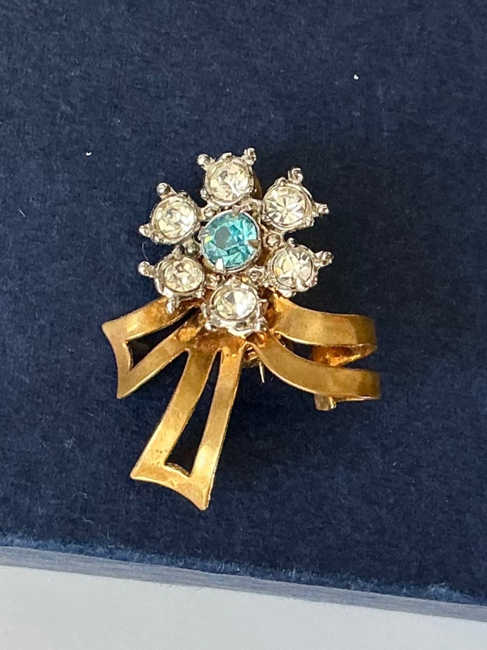 Vintage 1940s-1950s Gold Tone Bow Scatter Pin Aqua & Clear Rhinestone Brooch